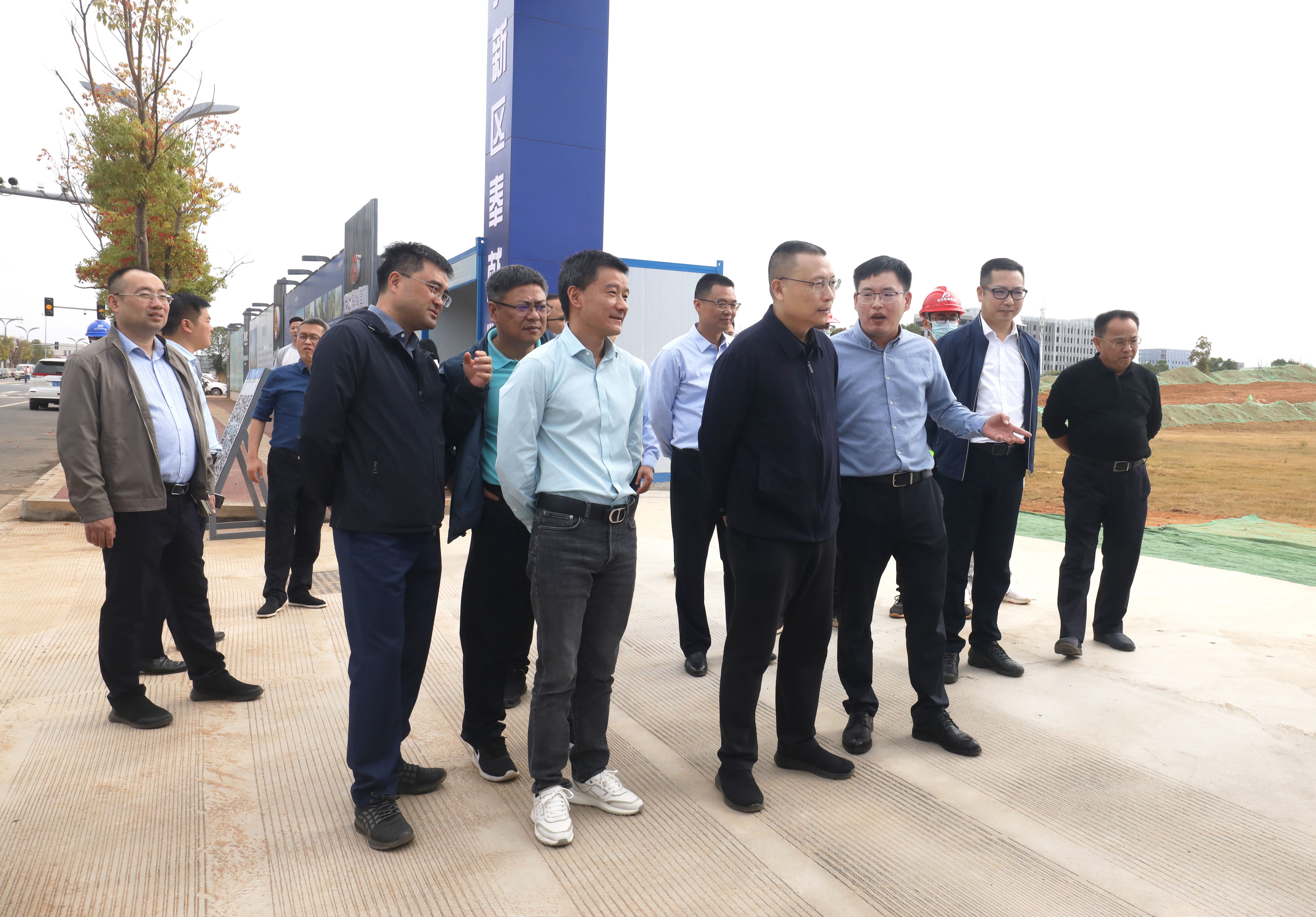 贛江新區(qū)黨工委副書(shū)記、管委會(huì)主任肖玉文一行蒞臨百花谷項(xiàng)目調(diào)研
