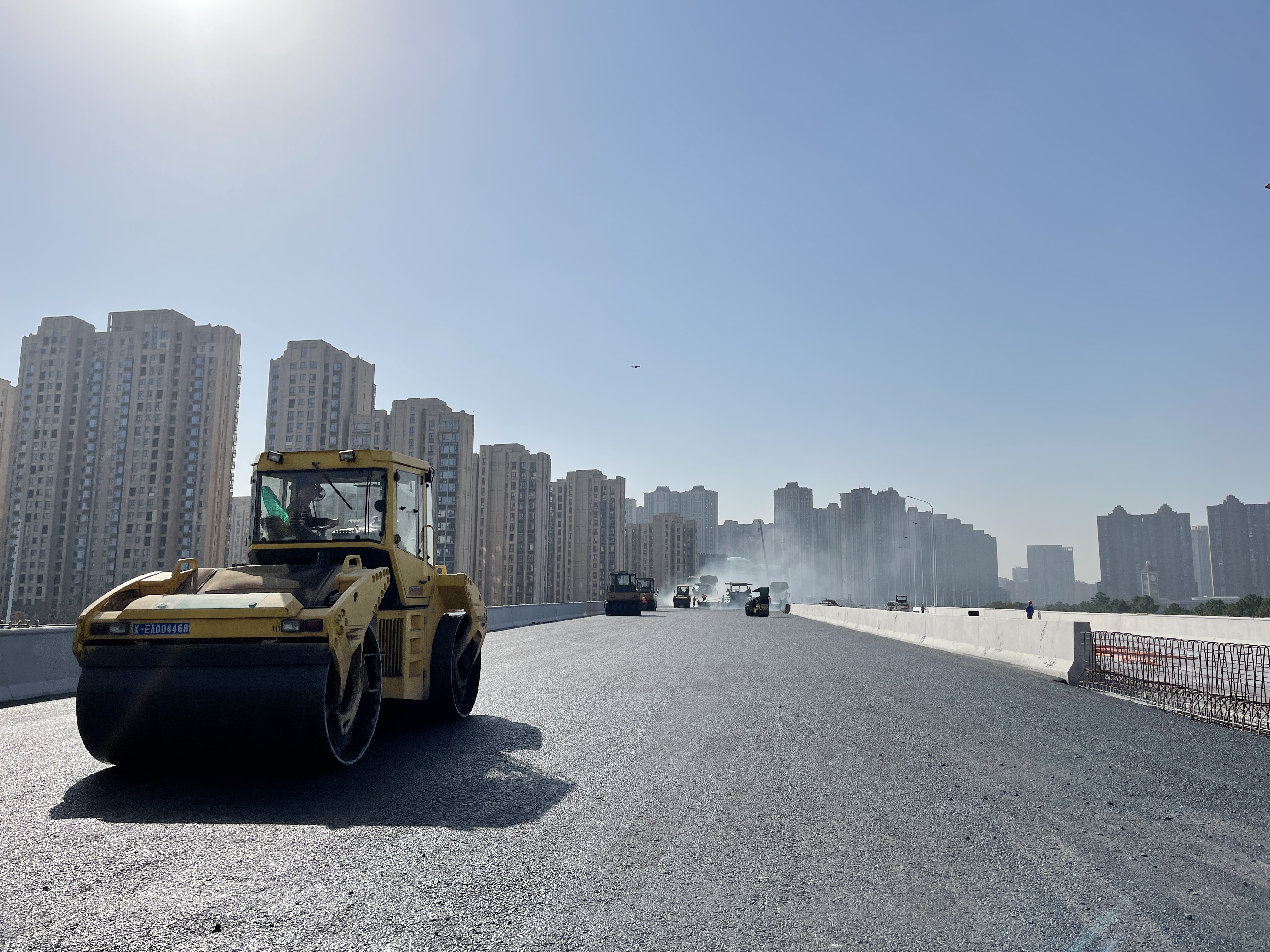 桃花南路快速化改造工程進(jìn)入瀝青鋪設(shè)階段