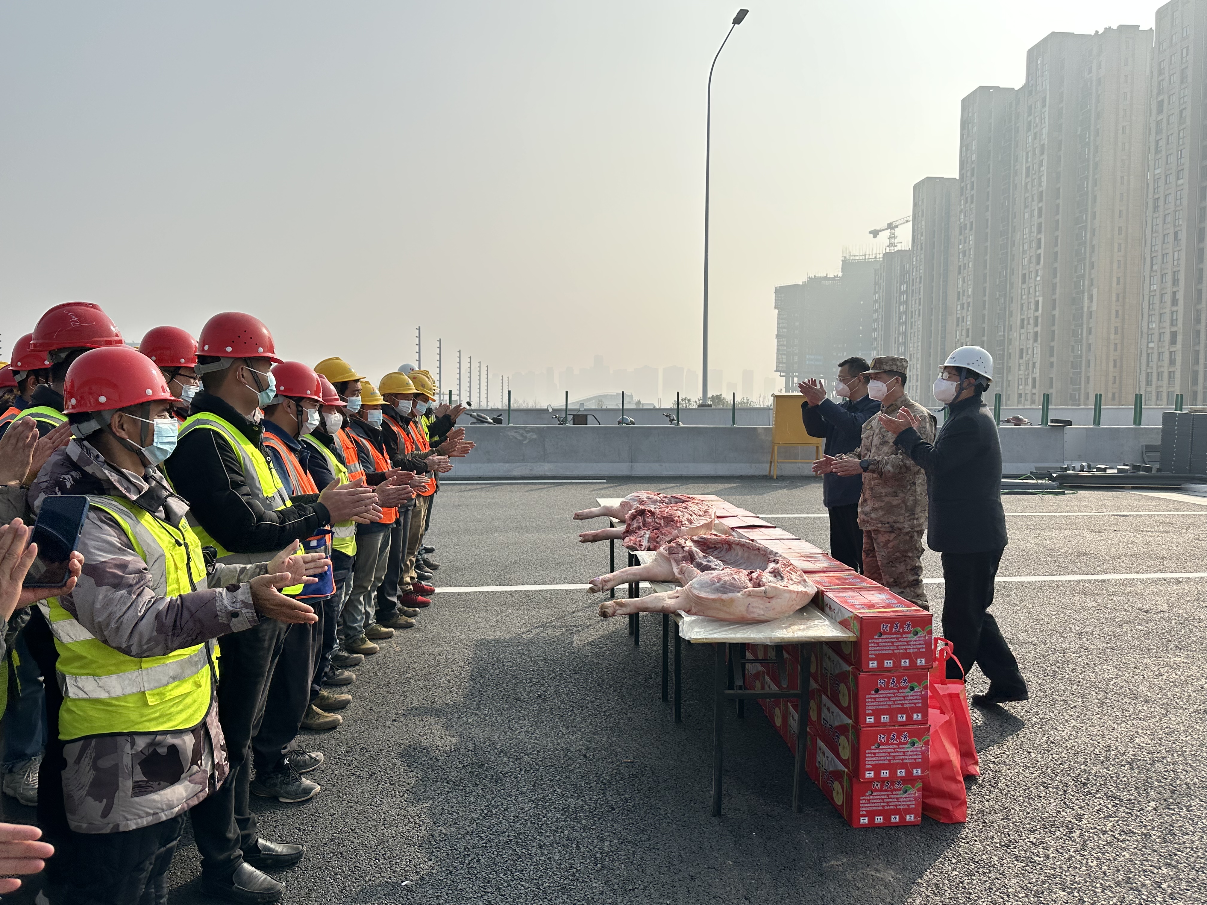 南昌市委常委、南昌警備區(qū)司令陸建剛走訪慰問桃花南路快速化改造工程一線建設(shè)者