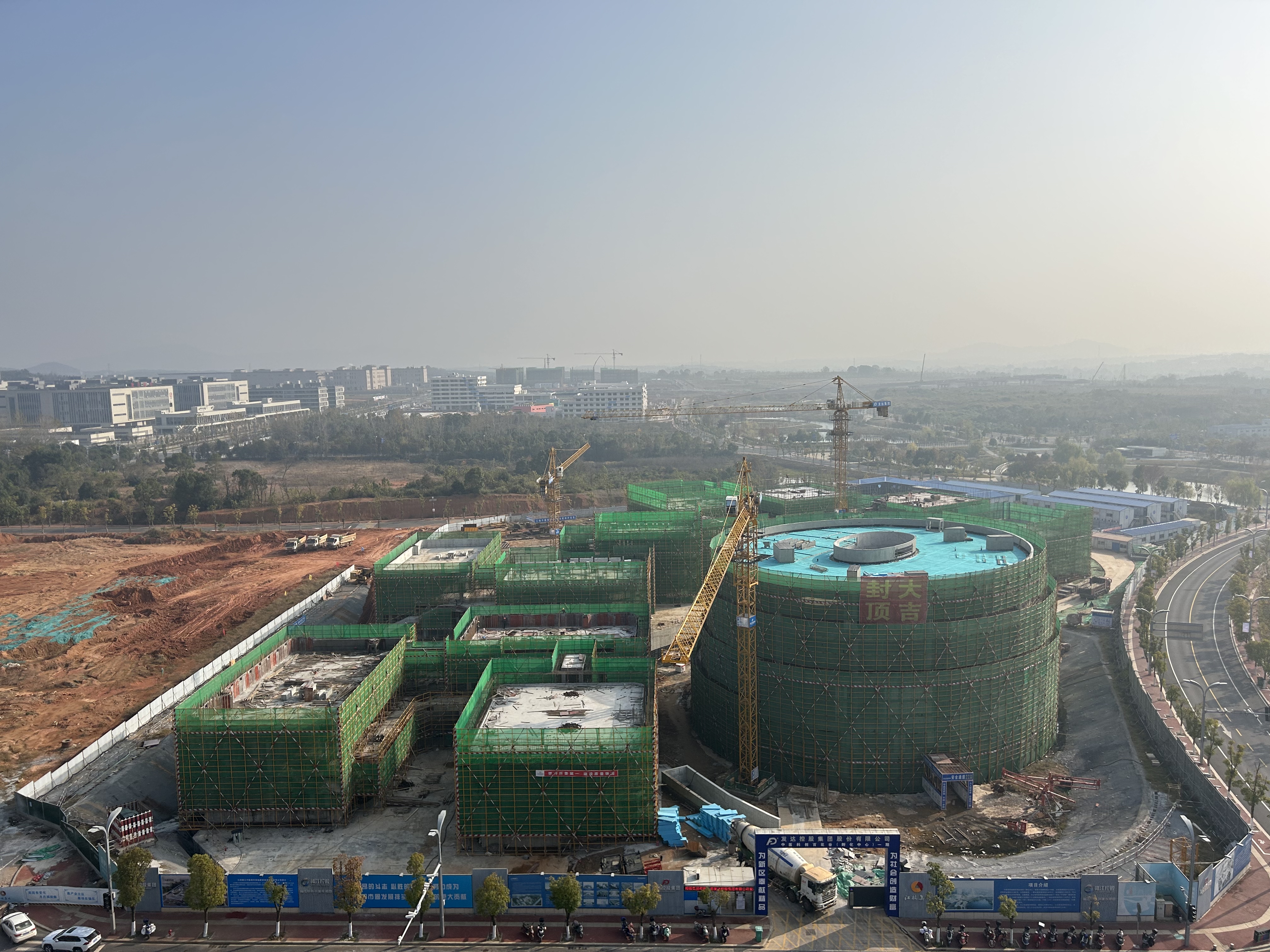 中醫(yī)藥科創(chuàng)城百花谷（孵化中心）項目（一期）全線封頂