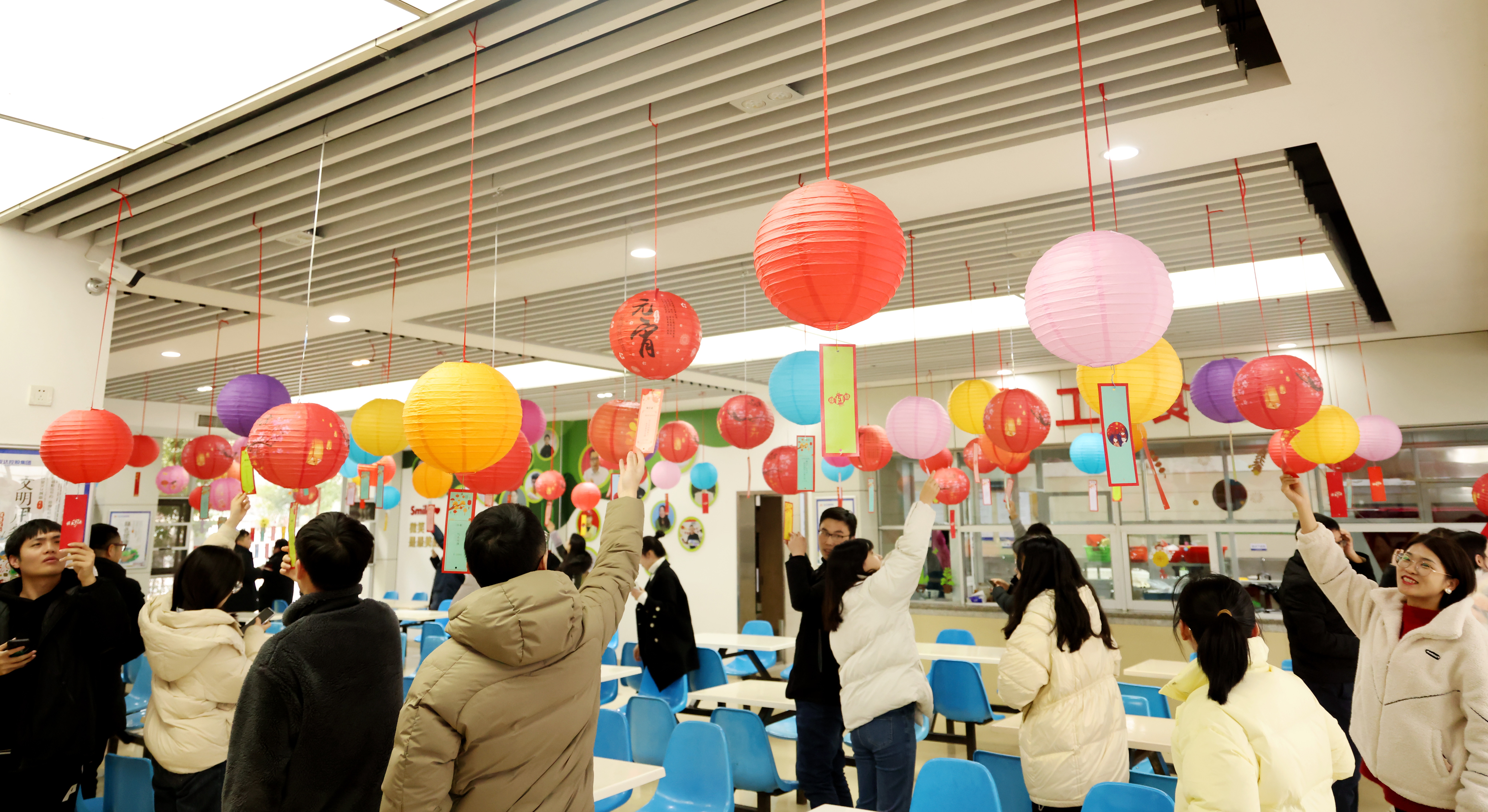 “燈謎慶元宵 闔家團(tuán)圓時(shí)”猜燈謎活動(dòng)