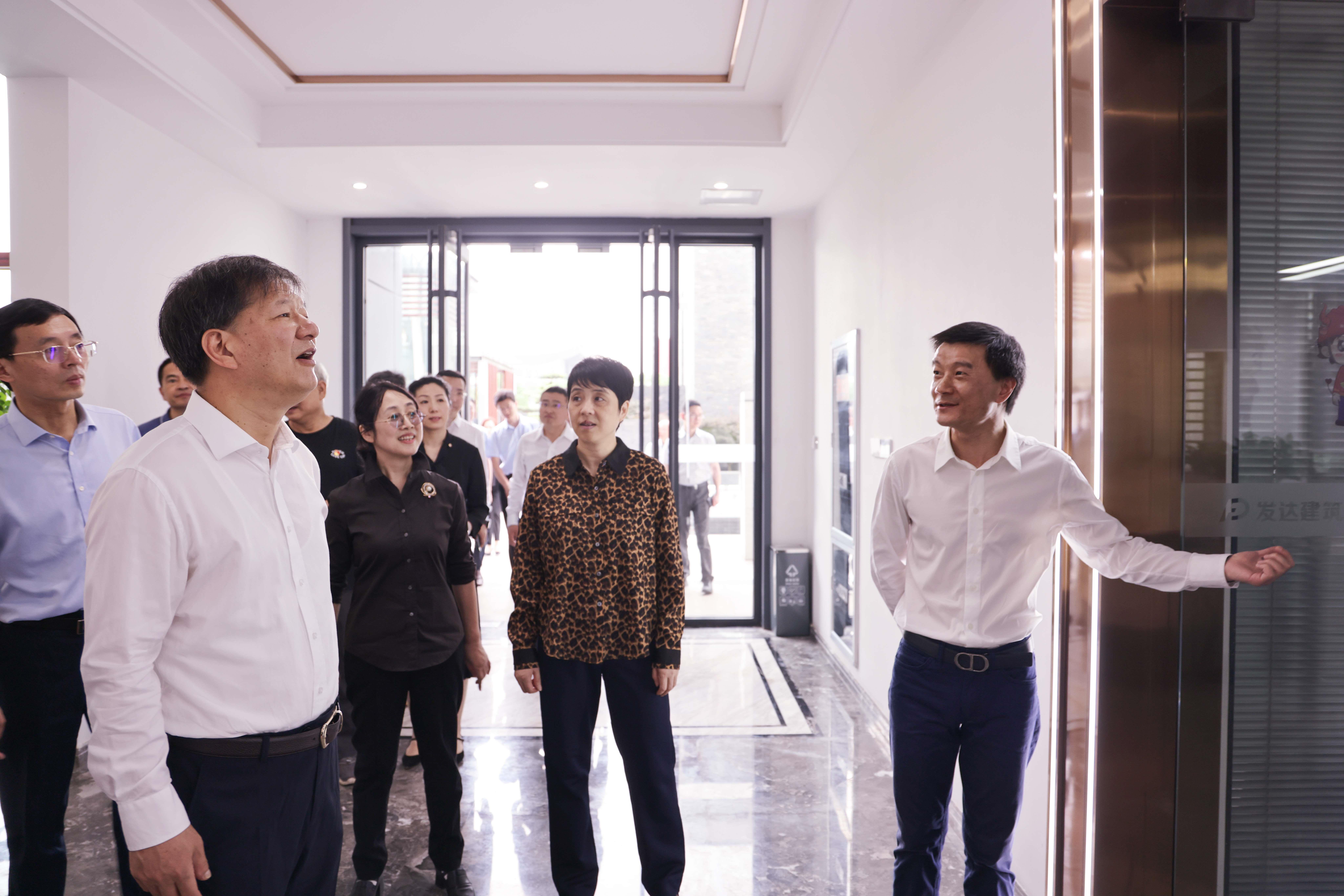 省委常委、省委統(tǒng)戰(zhàn)部部長陳興超一行蒞臨發(fā)達(dá)控股集團(tuán)調(diào)研指導(dǎo)