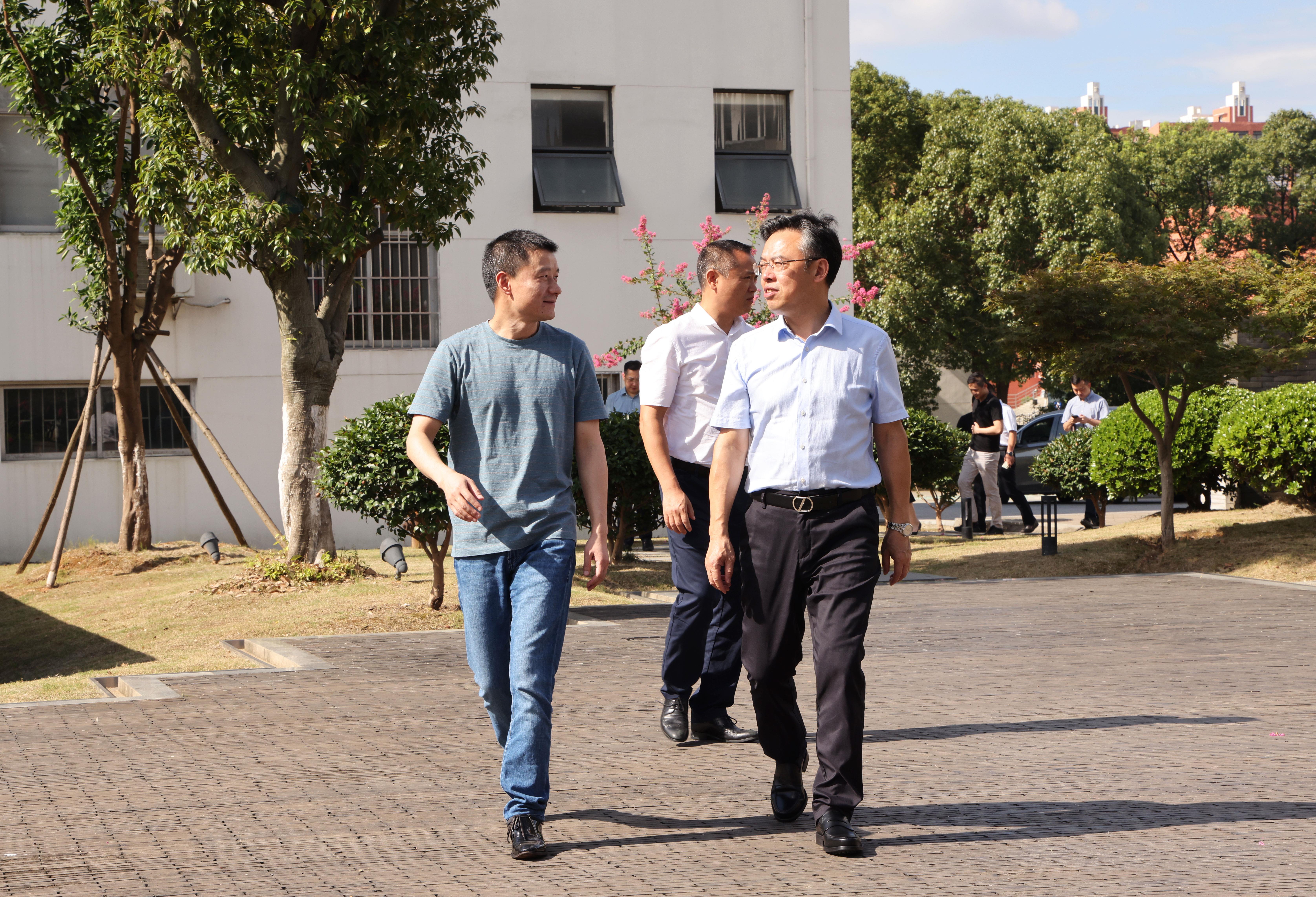 江西省政協(xié)常務(wù)委員王江軍一行蒞臨發(fā)達(dá)控股集團(tuán)調(diào)研指導(dǎo)