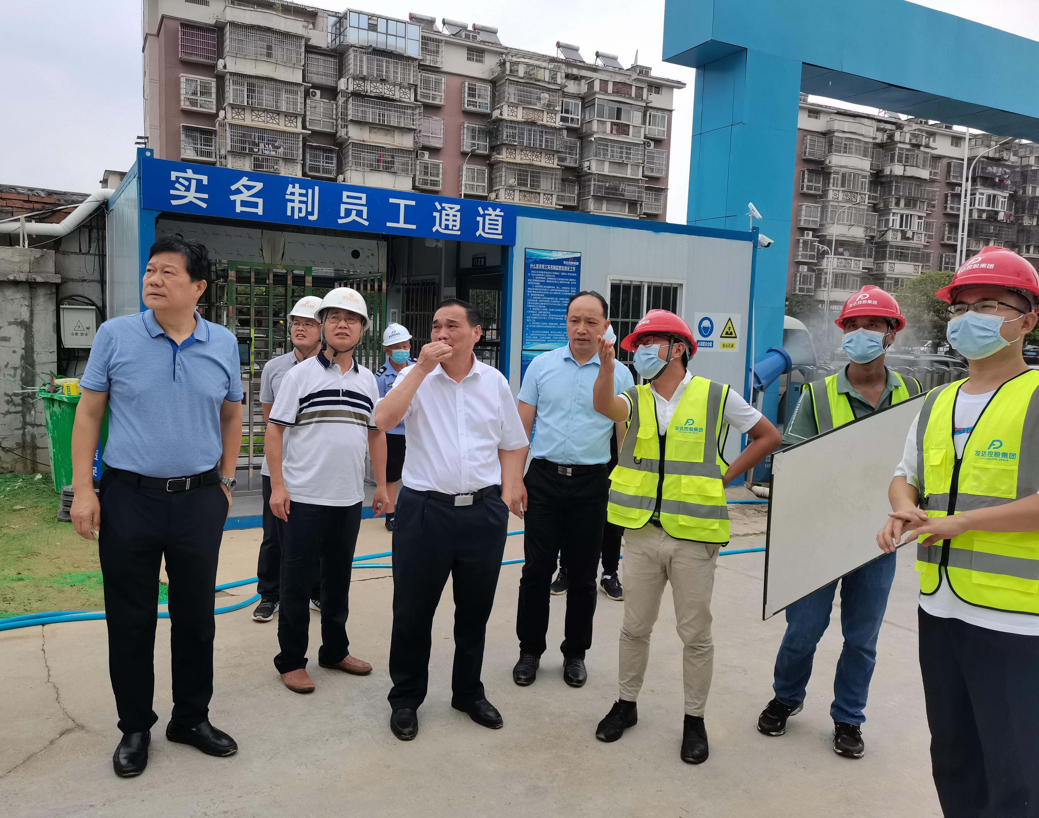 經(jīng)開區(qū)黨工委委員、管委會副主任張磊一行視察南天陽光小區(qū)配套小學(xué)項目