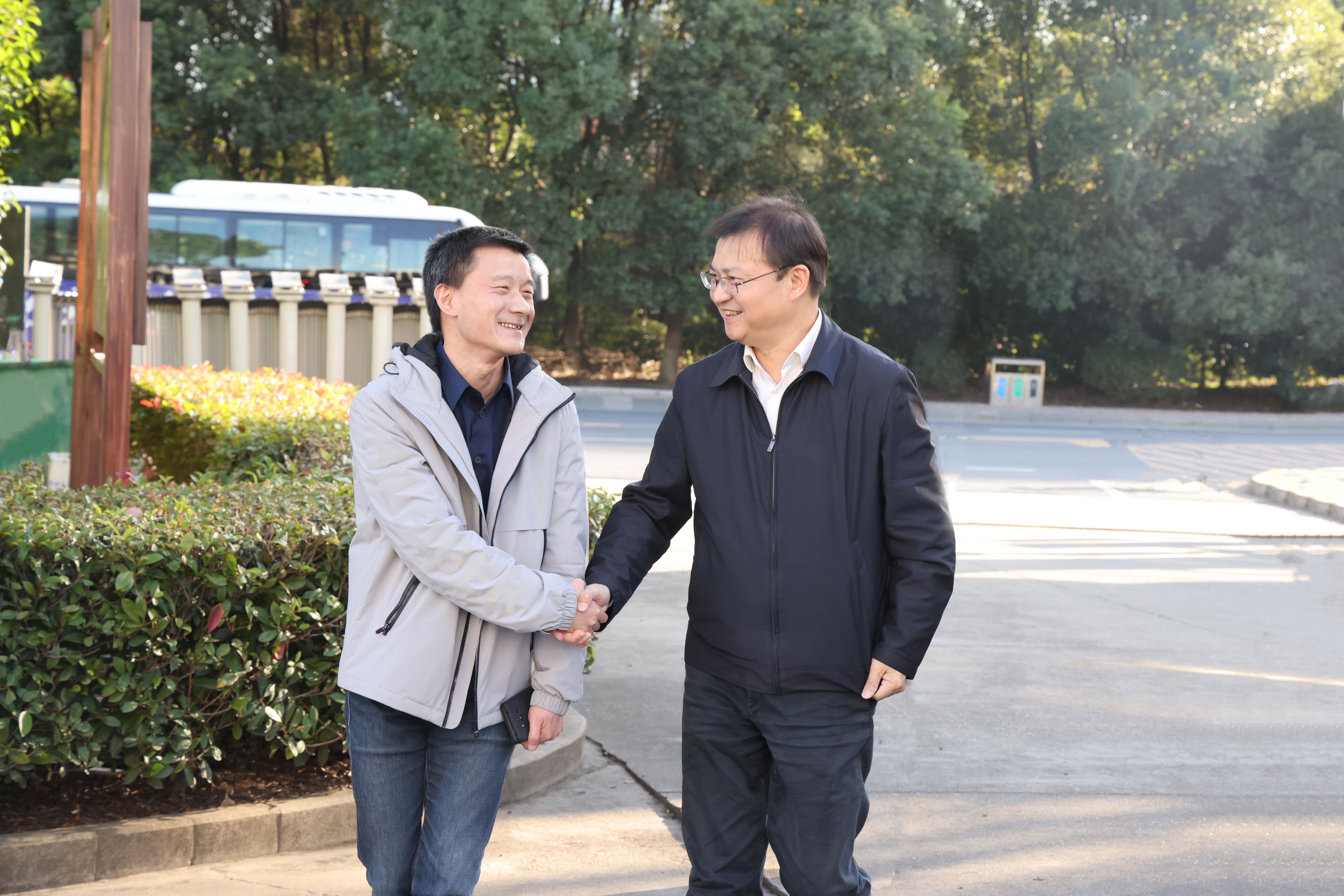 南昌市委常委、經(jīng)開區(qū)黨工委書記梅峰一行蒞臨我司考察調(diào)研