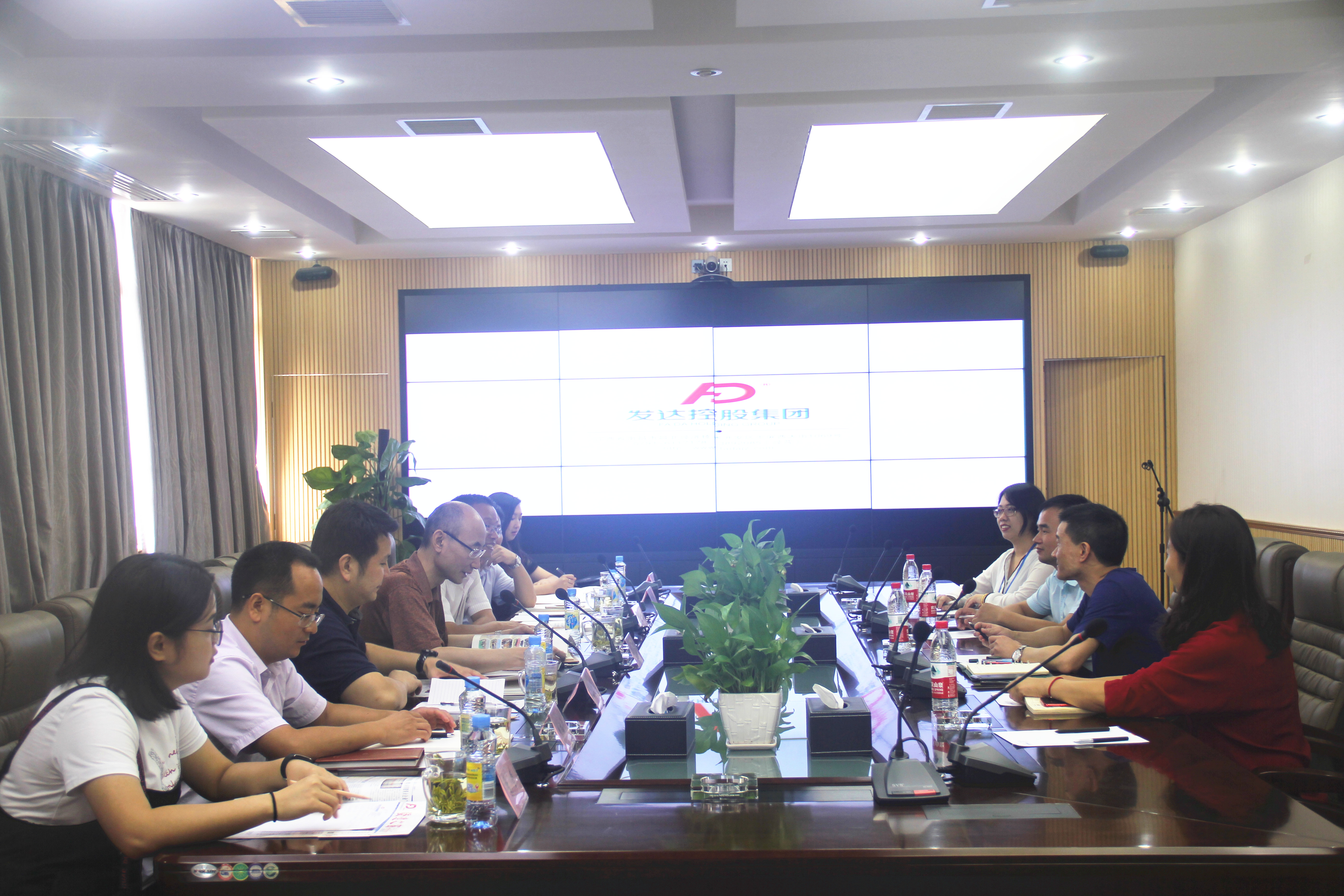 省非公辦專職副主任朱璕蒞臨集團(tuán)調(diào)研黨建工作