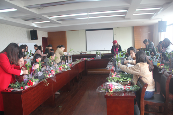 集團(tuán)工會組織三八婦女節(jié)主題藝術(shù)插花活動